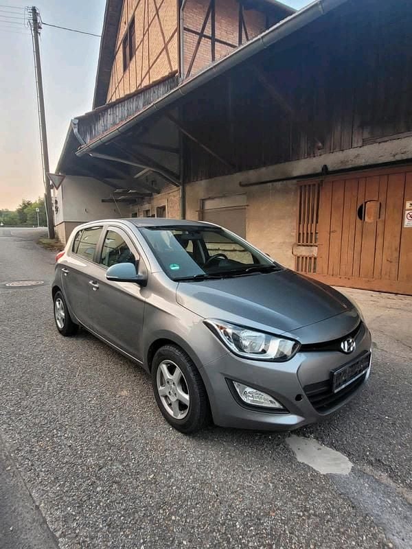 Grau Gebraucht 2012 Hyundai i20 Kleinwagen | 3.650 € (Fairer Preis) - Bild 1/4