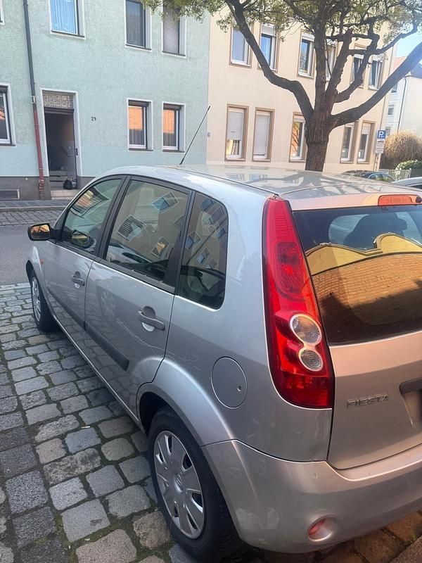 Gebraucht Ford Fiesta 60 PS (44 kW) 2007 Silber Kleinwagen