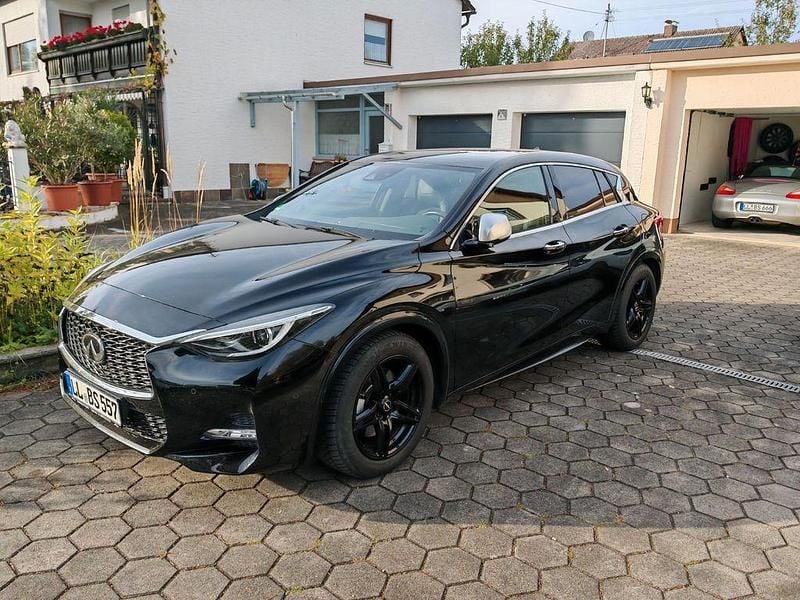 Schwarz Gebraucht 2017 Infiniti Q30 Sport Tech Kleinwagen | 16.900 € (Fairer Preis) - Bild 1/4