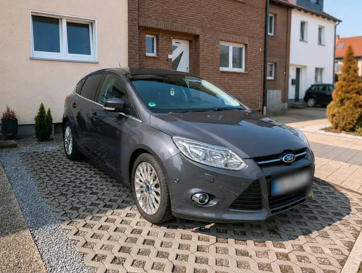 Gebraucht Ford Focus Individual 163 PS (119 kW) 2011 Grau Limousine