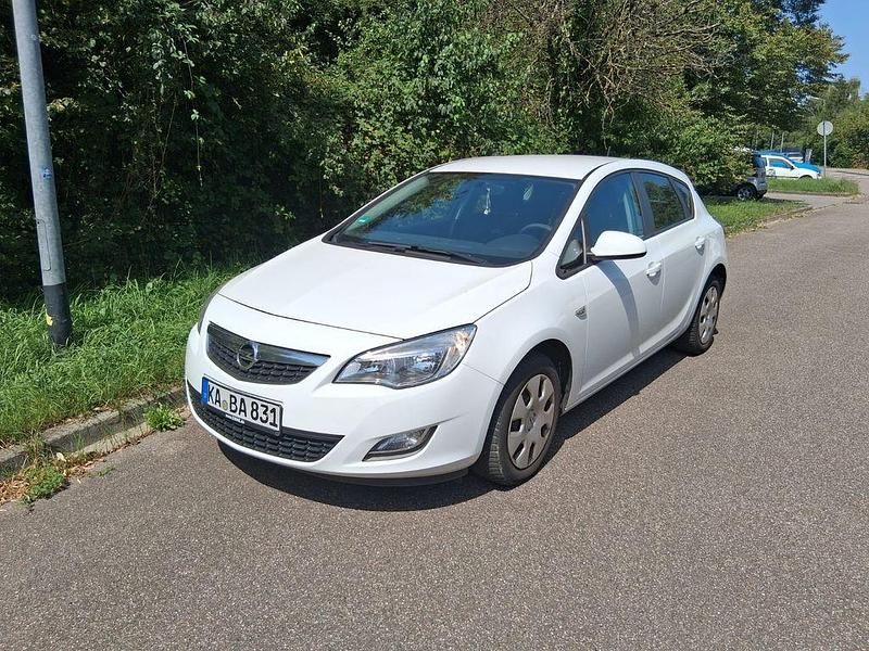 Weiß Gebraucht 2012 Opel Astra Edition Limousine | 3.700 € (Guter Preis) - Bild 1/4