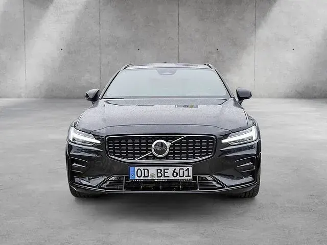 Gebraucht Volvo V60 Plus 197 PS (144 kW) 2025 Schwarz Kombi