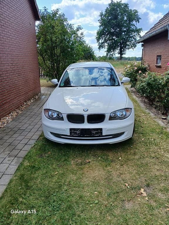 Weiß Gebraucht 2009 BMW 116 Lifestyle Kleinwagen | 3.999 € (Fairer Preis) - Bild 1/4