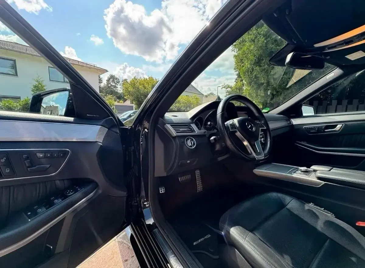 Gebraucht Mercedes E500 408 PS (300 kW) 2012 Schwarz Limousine