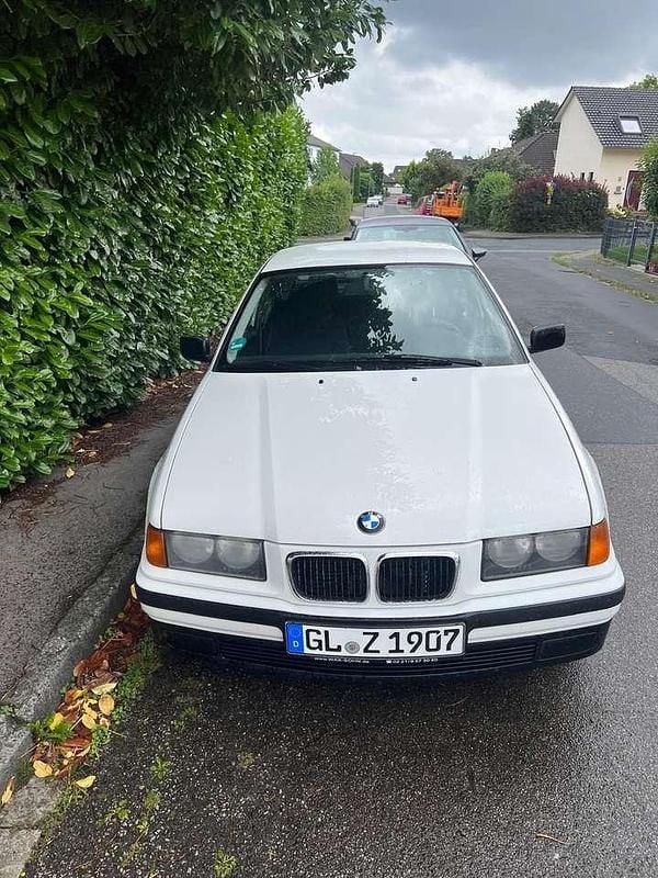 Weiß Gebraucht 1993 BMW 316 Limousine | 2.800 € - Bild 1/4
