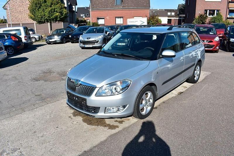 Silber Gebraucht 2010 Skoda Fabia Style Kleinwagen | 7.380 € (Teuer) - Bild 1/4
