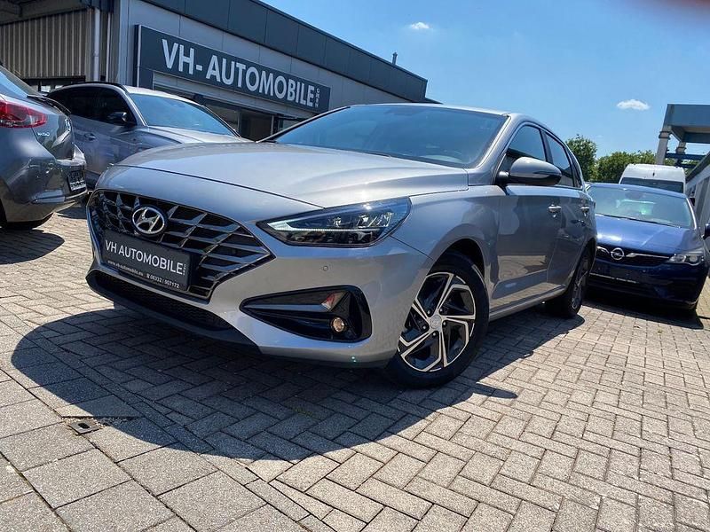 Shimmering silver Gebraucht 2024 Hyundai i30 Limousine | 19.999 € (Guter Preis) - Bild 1/4