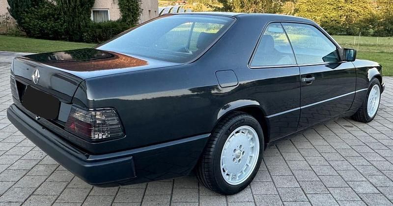 Gebraucht Mercedes E300 179 PS (131 kW) 1987 Schwarz Coupé