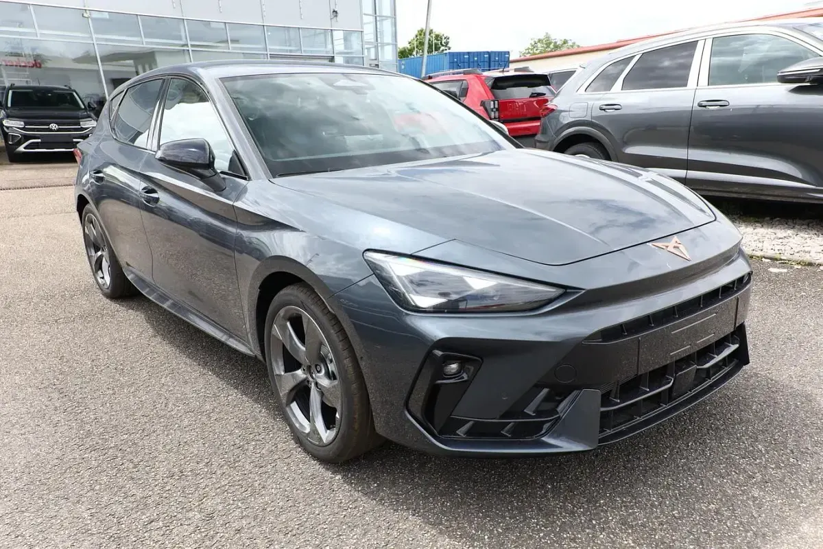 Neu Cupra Leon 150 PS (110 kW) 2026 Magnetic grau metallic Limousine