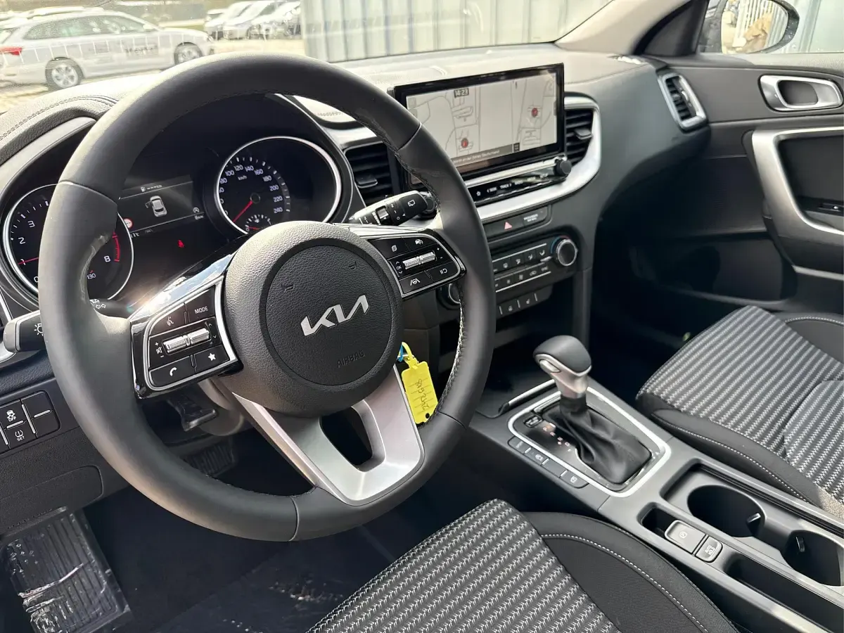 Nowe Kia XCeed Style 150 KM (110 kW) 2026 Srebrny SUV