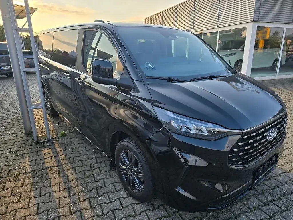 Gebraucht Ford Tourneo Titanium 170 PS (125 kW) 2025 Obsidianschwarz metallic Van / Kleinbus