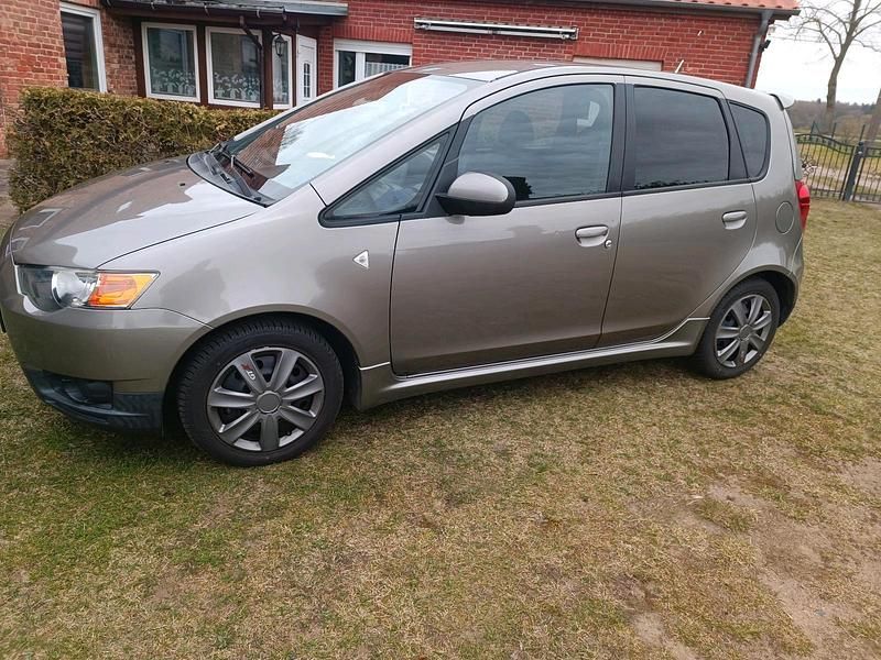 Gebraucht Mitsubishi Colt 95 PS (69 kW) 2011 Grau Kleinwagen