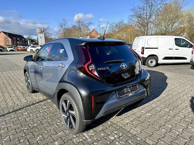 Neu Toyota Aygo X 72 PS (52 kW) 2025 Grau SUV