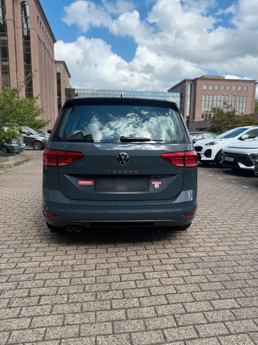 Gebraucht VW Touran 150 PS (110 kW) 2023 Grau Van / Kleinbus