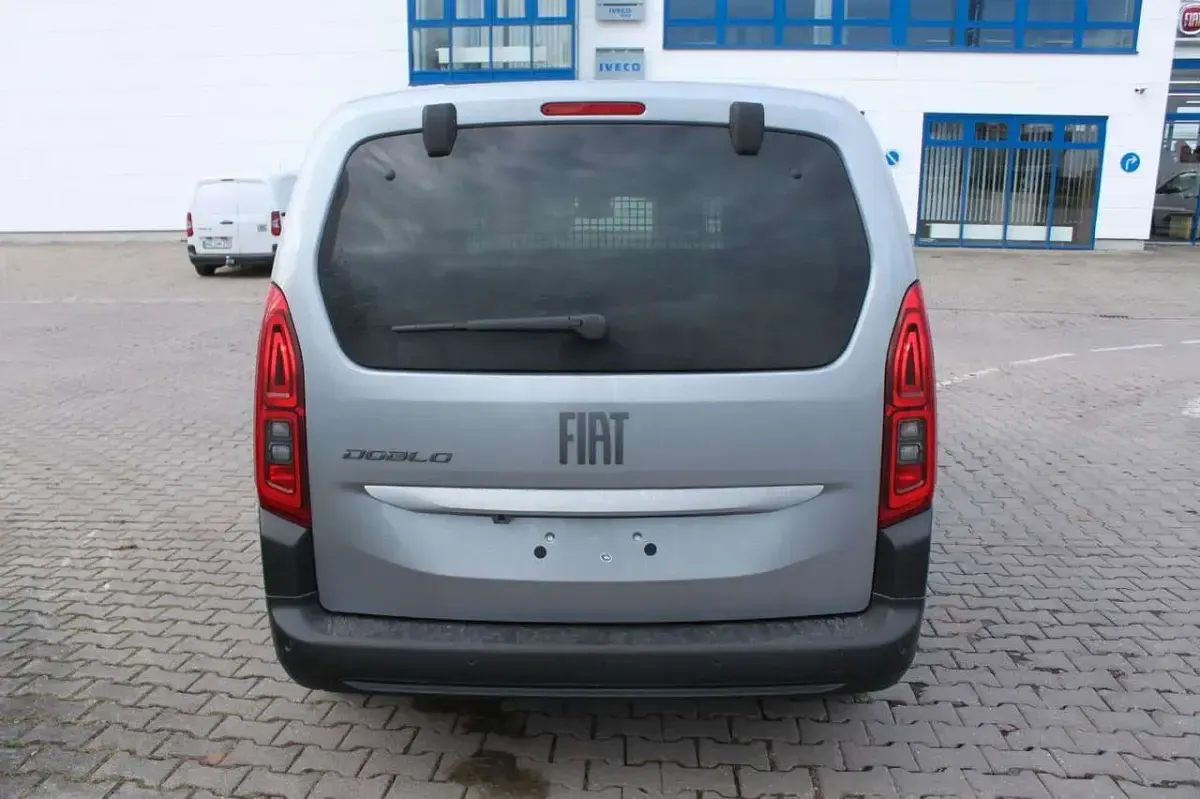 Neu Fiat Doblò 131 PS (96 kW) 2026 Grau Van / Kleinbus
