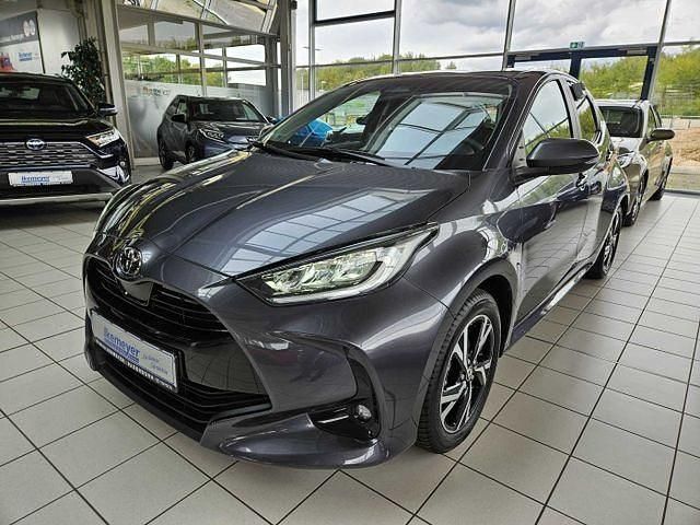 Marlingrau metallic Gebraucht 2024 Toyota Yaris Hybrid Team Kleinwagen | 23.990 € (Fairer Preis) - Bild 1/4