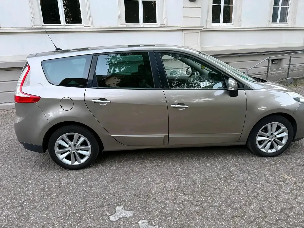 Gebraucht Renault Scénic III 140 PS (102 kW) 2010 Braun Van / Kleinbus