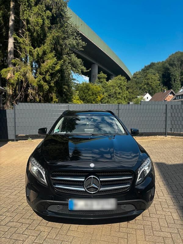 Schwarz Gebraucht 2016 Mercedes GLA180 SUV | 14.000 € (Guter Preis) - Bild 1/4