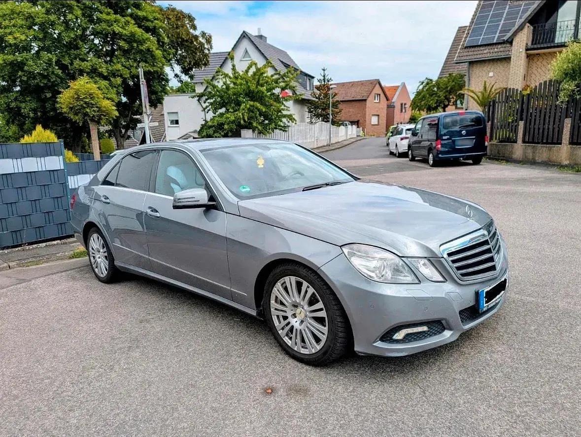 Gebraucht Mercedes E220 Avantgarde 170 PS (125 kW) 2009 Grau Limousine