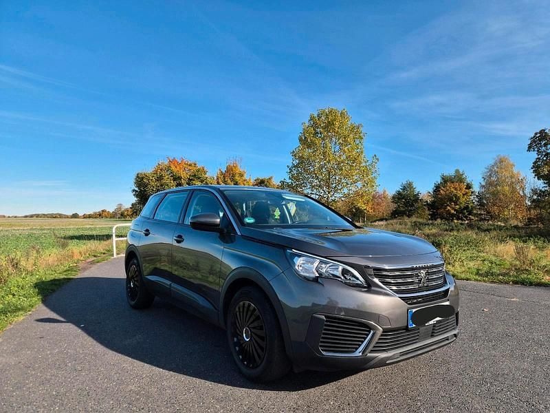 Grau Gebraucht 2018 Peugeot 5008 Van / Kleinbus | 10.699 € (Superpreis) - Bild 1/4