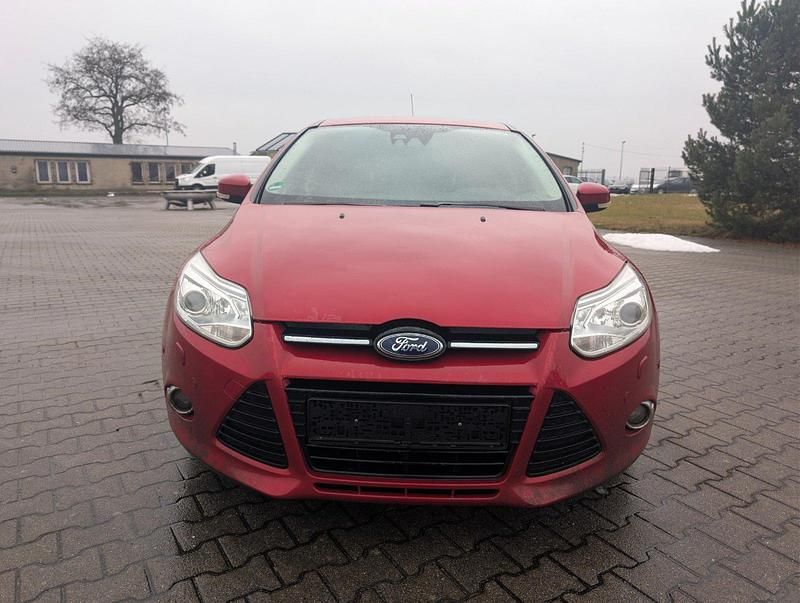 Gebraucht Ford Focus 125 PS (91 kW) 2012 Rot Limousine