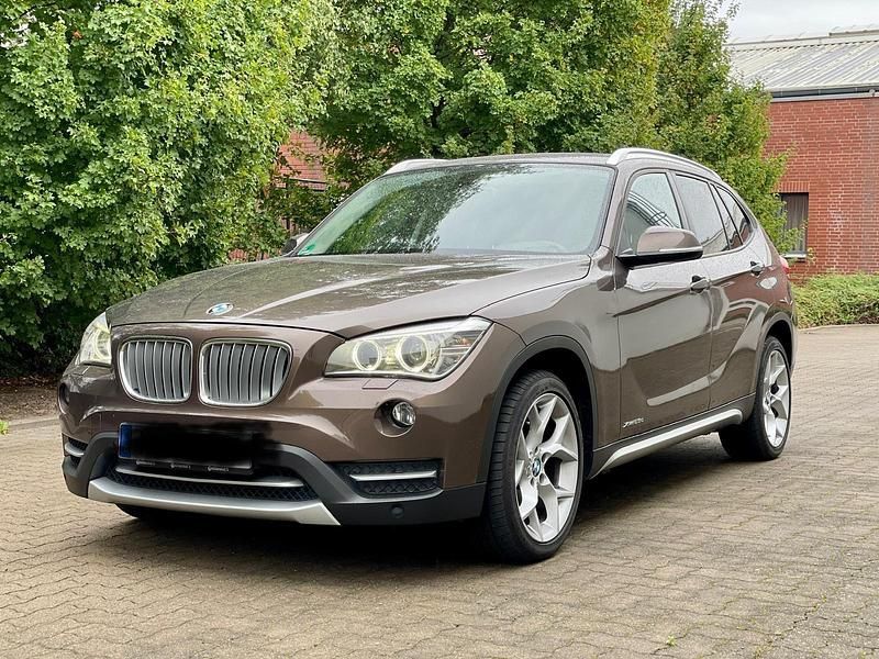 Braun Gebraucht 2012 BMW X1 xLine SUV | 10.900 € - Bild 1/4