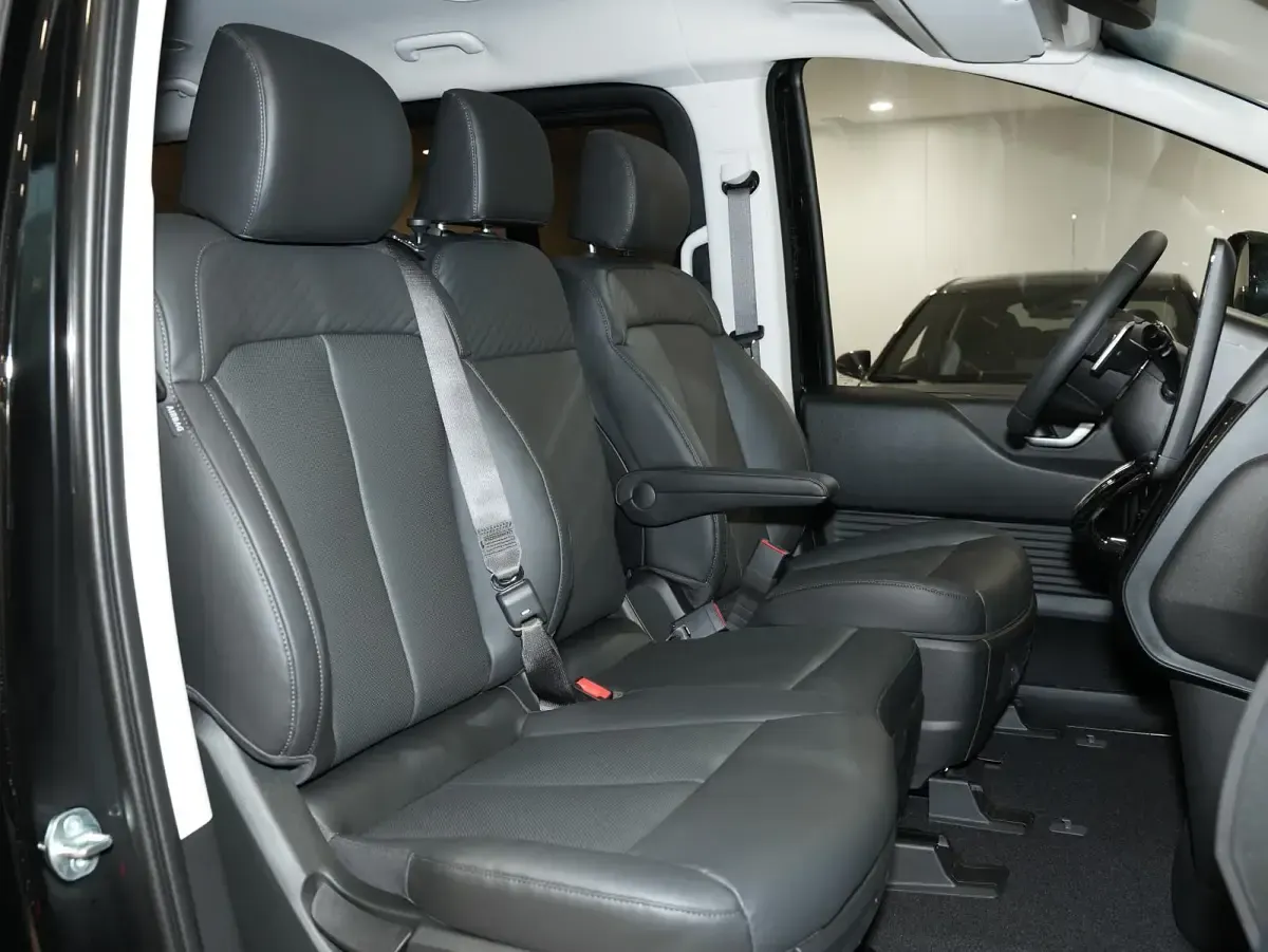 Neu Hyundai Staria Prime 225 PS (165 kW) 2025 Abyss black / mic Van / Kleinbus