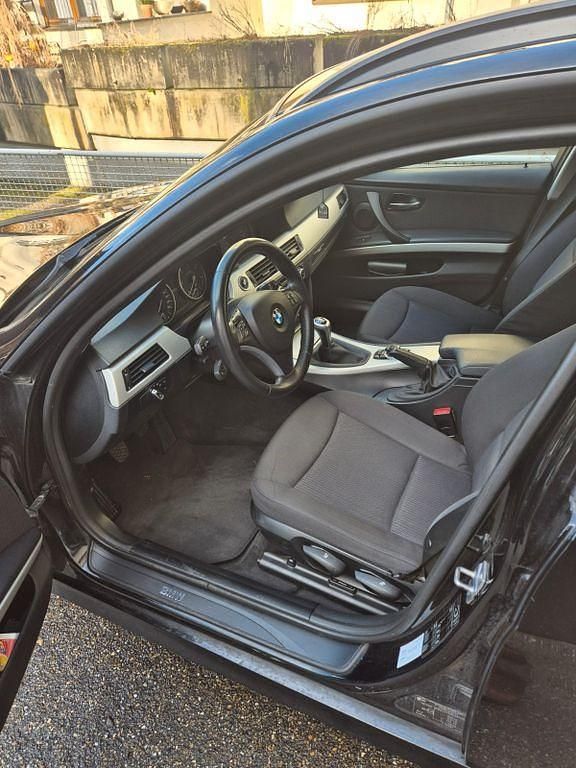 Gebraucht BMW 320 184 PS (135 kW) 2010 Schwarz Kombi