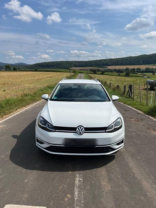 Weiß Gebraucht 2018 VW Golf VII Highline Kombi | 15.600 € (Fairer Preis) - Bild 1/4