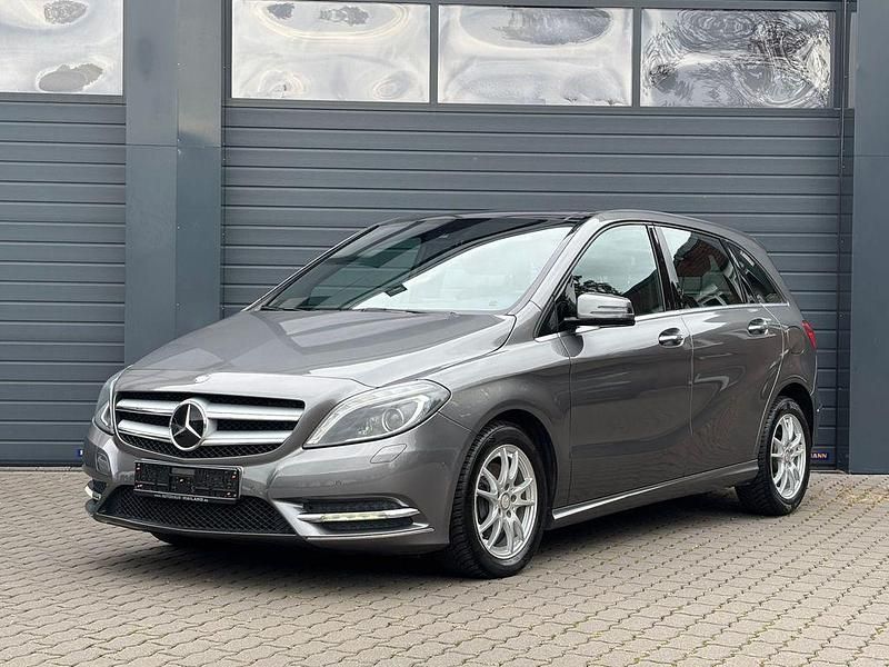 Grau Gebraucht 2012 Mercedes B180 Van / Kleinbus | 10.950 € (Fairer Preis) - Bild 1/4