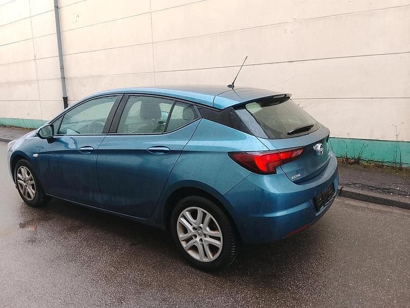 Gebraucht Opel Astra 105 PS (77 kW) 2016 Andere farben Kleinwagen