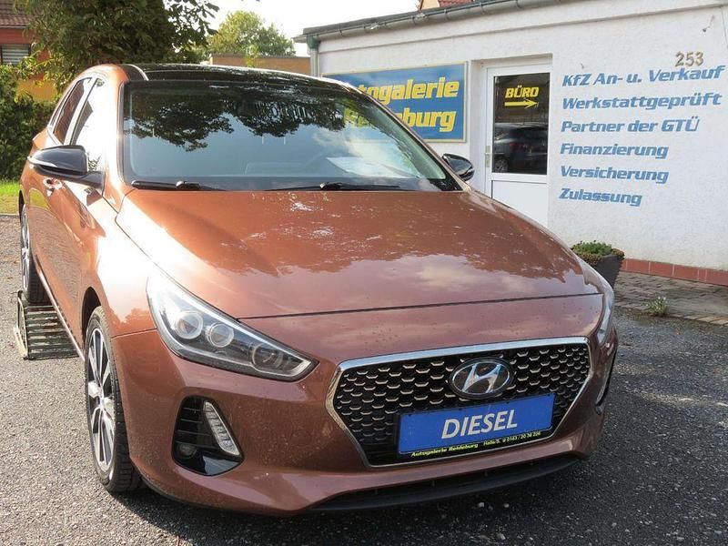 Braun Gebraucht 2017 Hyundai i30 Intro Edition Kleinwagen | 11.940 € (Fairer Preis) - Bild 1/4