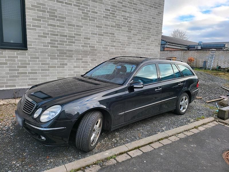 Gebraucht Mercedes E240 Avantgarde 177 PS (130 kW) 2005 Schwarz Kombi