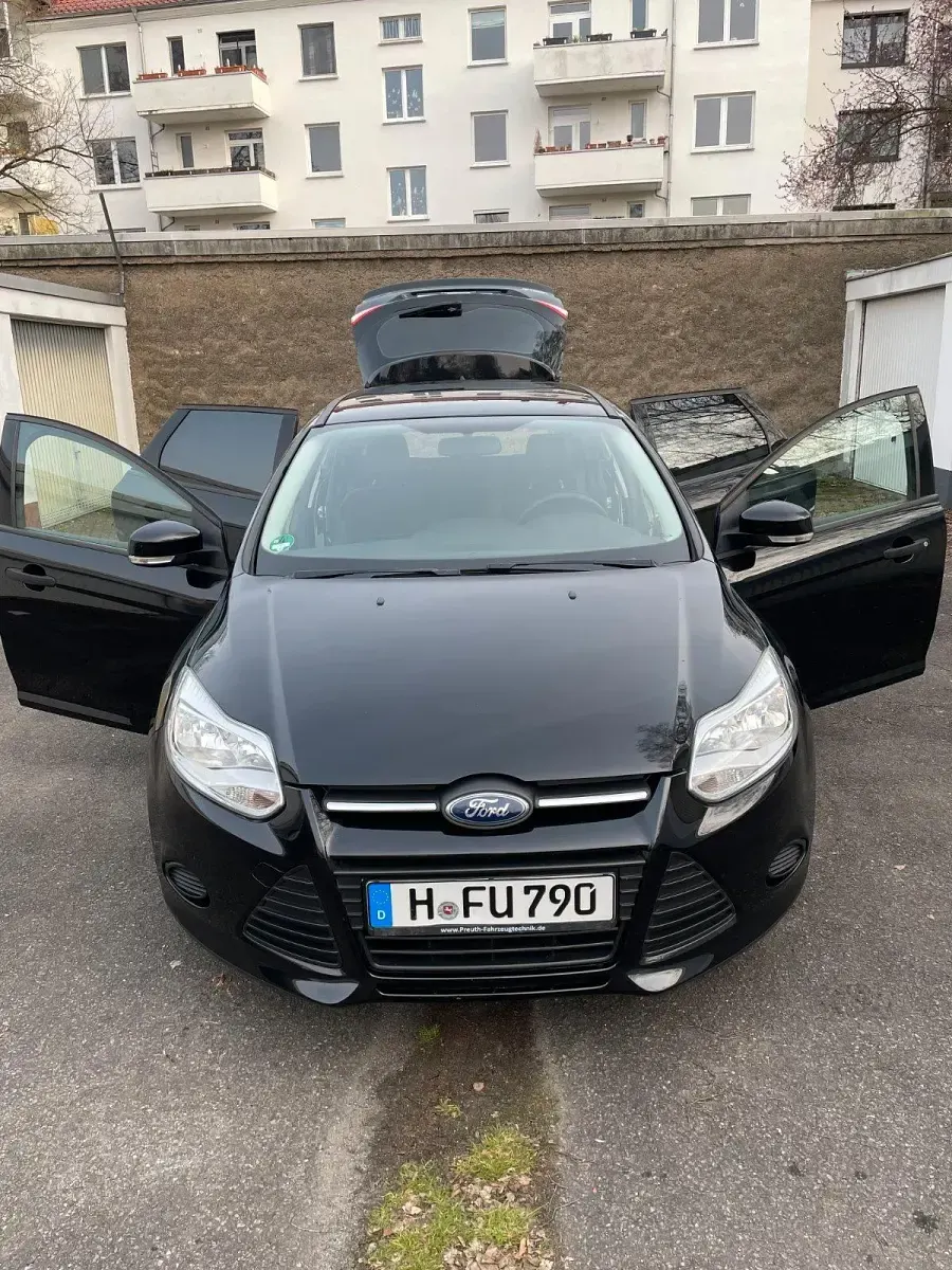Gebraucht Ford Focus Ambiente 101 PS (74 kW) 2013 Schwarz Kombi