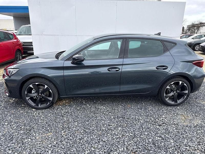 Neu Cupra Leon 150 PS (110 kW) 2026 Magnet grau s7s7 Limousine