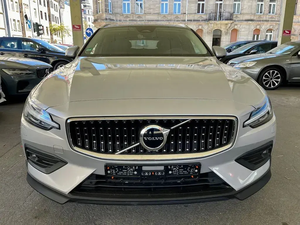 Second-hand Volvo V60 CC Plus 197 CP (144 kW) 2023 Argintiu Break