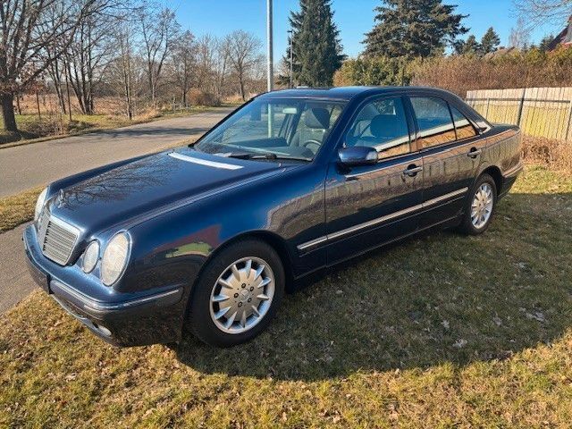 Blau Gebraucht 1999 Mercedes E200 Elegance Limousine | 2.249 € - Bild 1/4