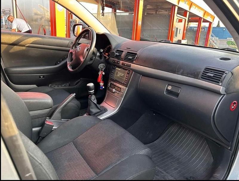 Grau Gebraucht 2008 Toyota Avensis Kombi | 2.800 € (Fairer Preis) - Bild 1/4