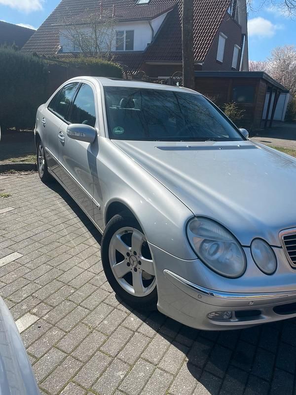 Gebraucht Mercedes E240 177 PS (130 kW) 2003 Silber Limousine