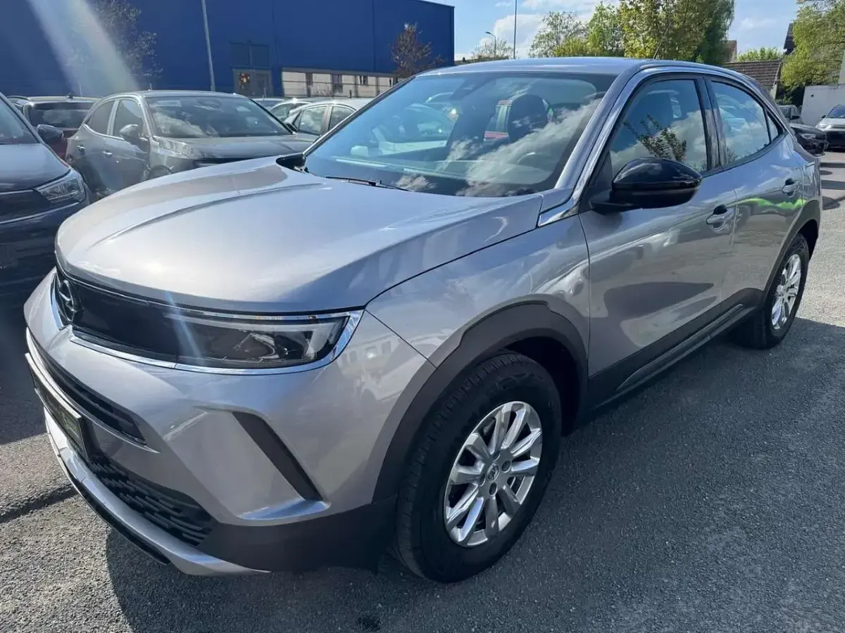 Gebraucht Opel Mokka 131 PS (96 kW) 2023 Kontrast grau/quarz silber SUV