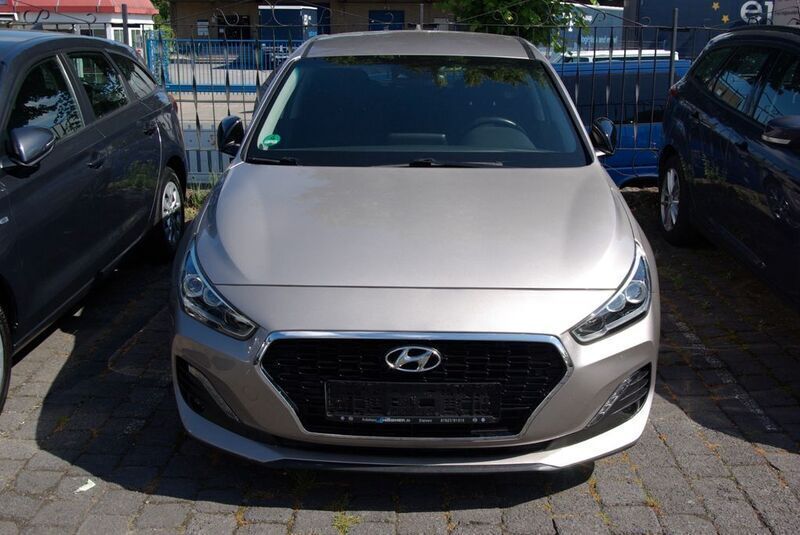 White sand (metallic) Gebraucht 2020 Hyundai i30 YES! Limousine | 13.900 € (Fairer Preis) - Bild 1/4