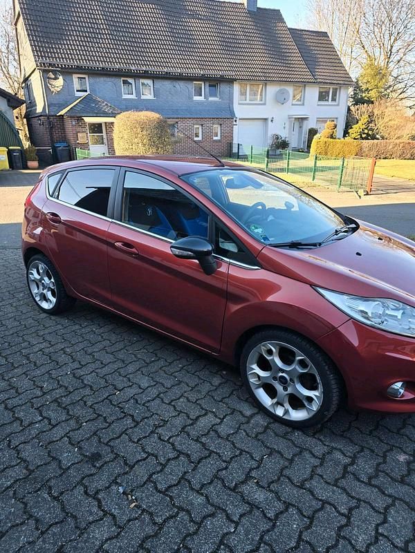 Gebraucht Ford Fiesta 66 PS (48 kW) 2009 Rot Kleinwagen