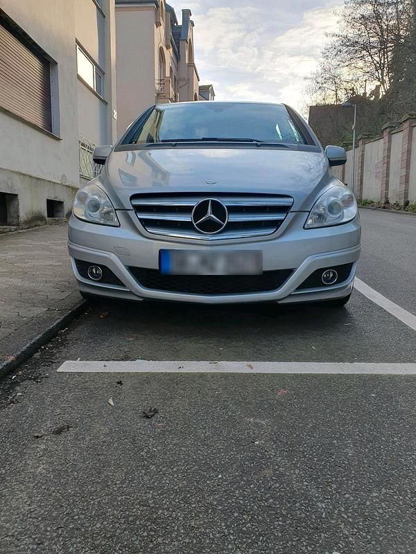 Gebraucht Mercedes B180 109 PS (80 kW) 2011 Silber Van / Kleinbus