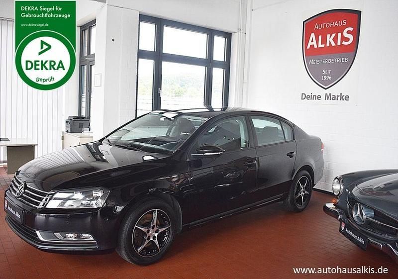 Schwarz Gebraucht 2011 VW Passat Trendline Limousine | 9.800 € (Etwas zu teuer) - Bild 1/2