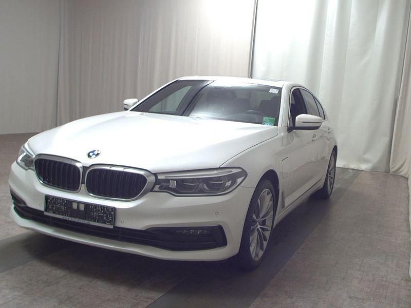 Gebraucht BMW 530e Sport Line 252 PS (185 kW) 2020 Mineralweiss metallic Limousine