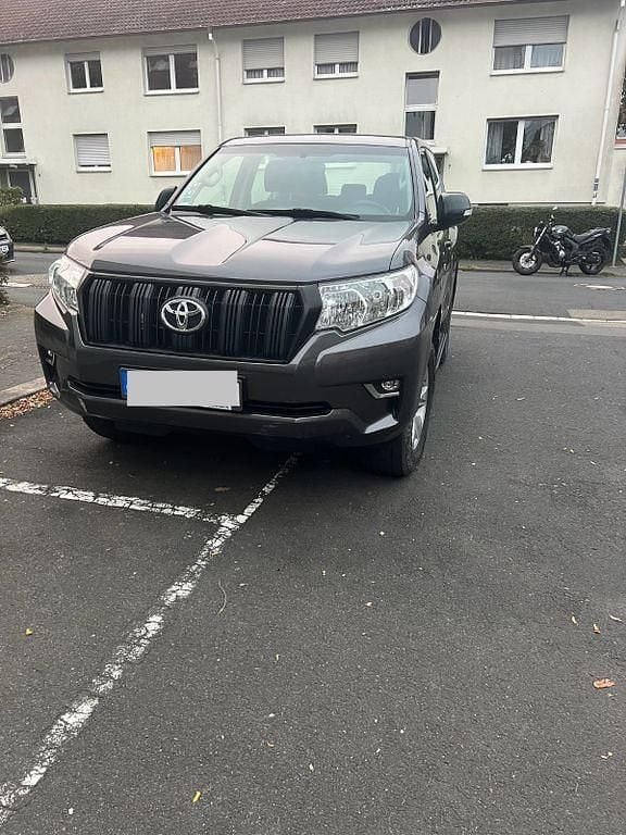 Grau Gebraucht 2018 Toyota Land Cruiser Basis SUV | 27.000 € - Bild 1/4