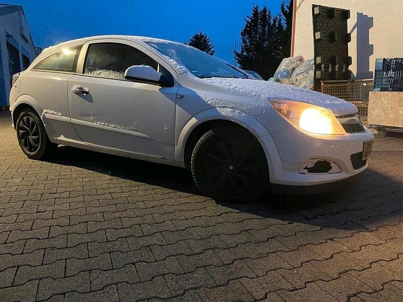 Weiß Gebraucht 2009 Opel Astra GTC Selection Coupé | 1.299 € (Superpreis) - Bild 1/4