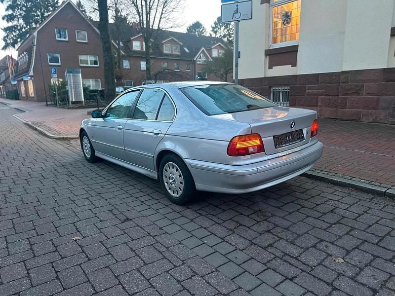 Silber Gebraucht 2001 BMW 520 Limousine | 2.500 € (Guter Preis) - Bild 1/4