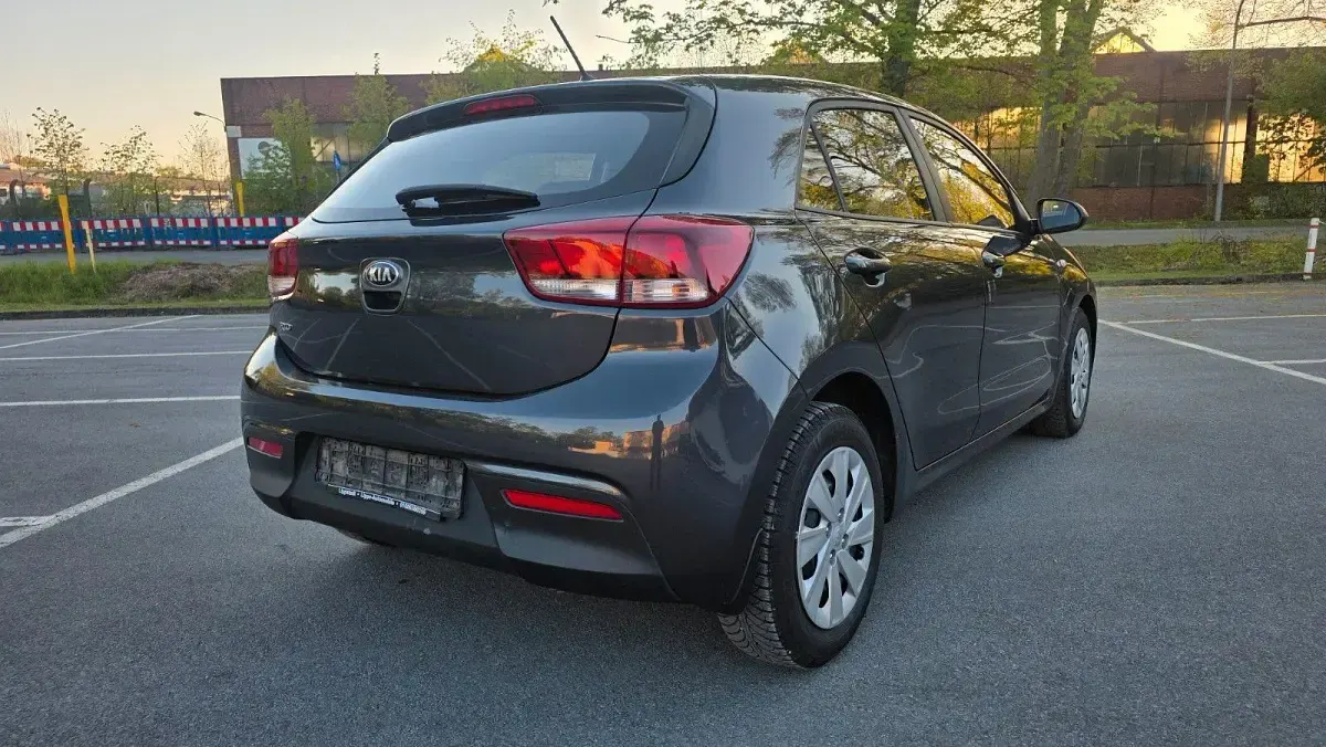 Gebraucht Kia Rio Attract 84 PS (61 kW) 2018 Grau Limousine