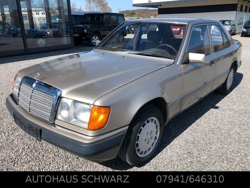 Silber Gebraucht 1990 Mercedes E230 Limousine | 4.750 € - Bild 1/4